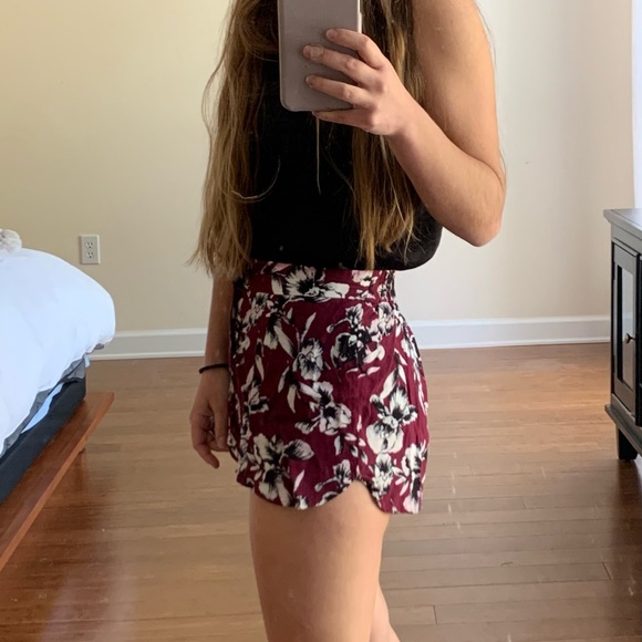 Beautiful floral shorts - Picture 3 of 3